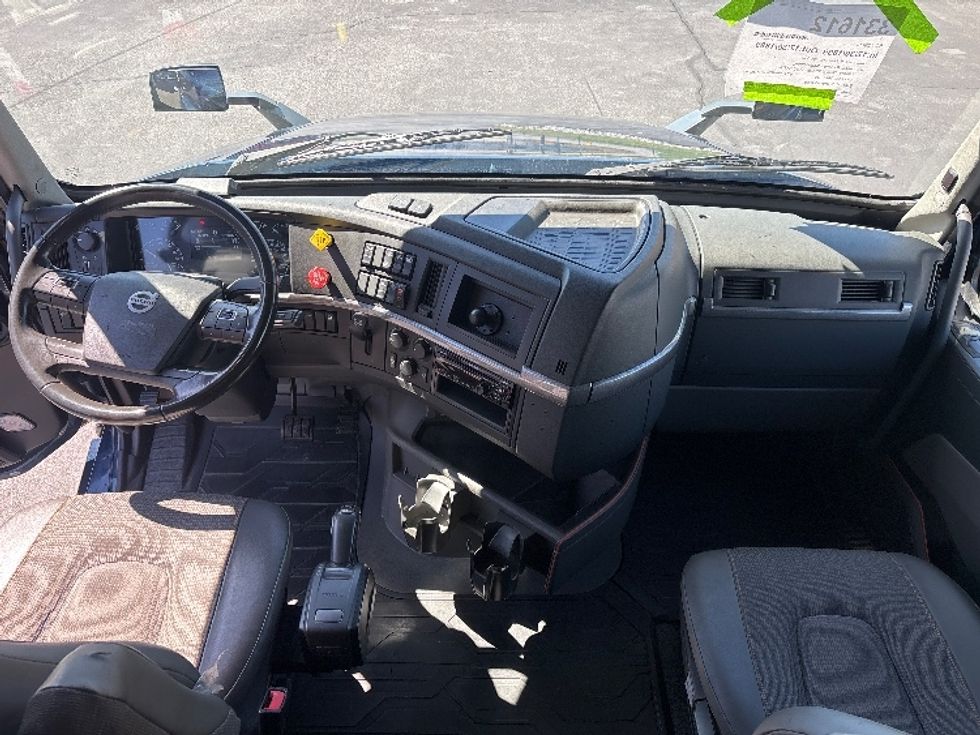 Sleeper Tractor-Heavy Duty Tractors-Volvo-2020-VNL64760-Spartanburg-SC-578,656\n\t\tmiles-$ 57,000 - Image 12