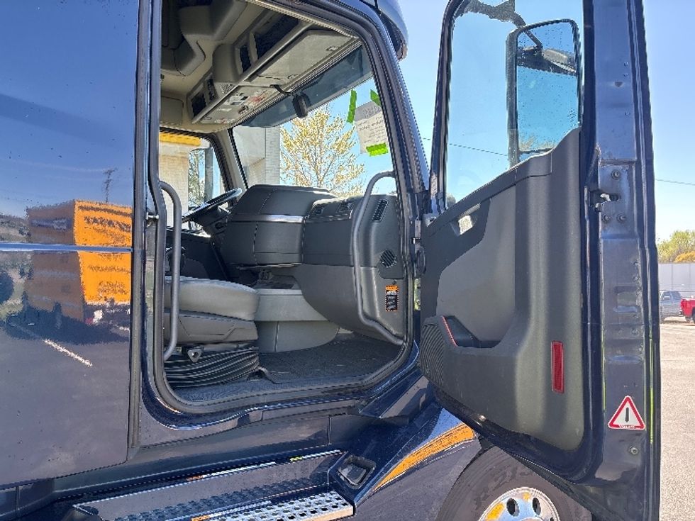 Sleeper Tractor-Heavy Duty Tractors-Volvo-2020-VNL64760-Spartanburg-SC-578,656\n\t\tmiles-$ 57,000 - Image 13