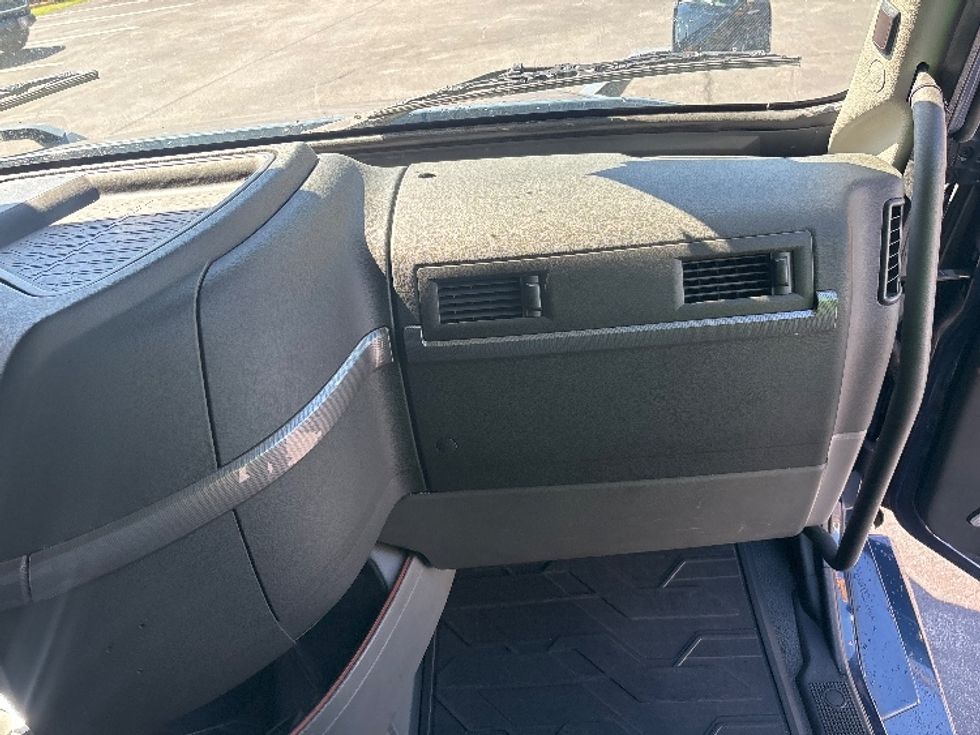 Sleeper Tractor-Heavy Duty Tractors-Volvo-2020-VNL64760-Spartanburg-SC-578,656\n\t\tmiles-$ 57,000 - Image 14