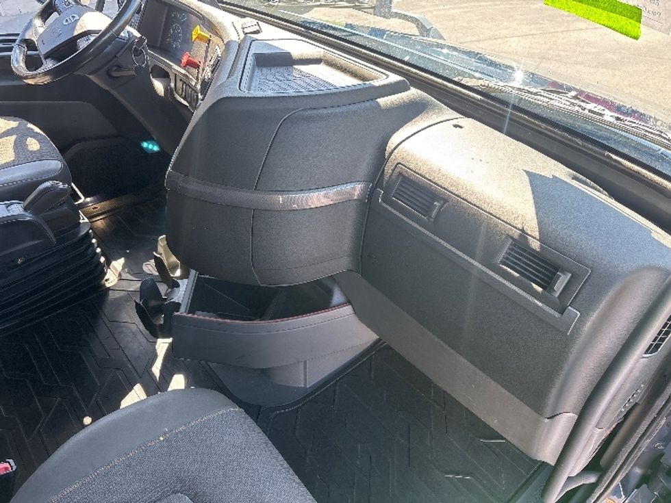 Sleeper Tractor-Heavy Duty Tractors-Volvo-2020-VNL64760-Spartanburg-SC-578,656\n\t\tmiles-$ 57,000 - Image 15