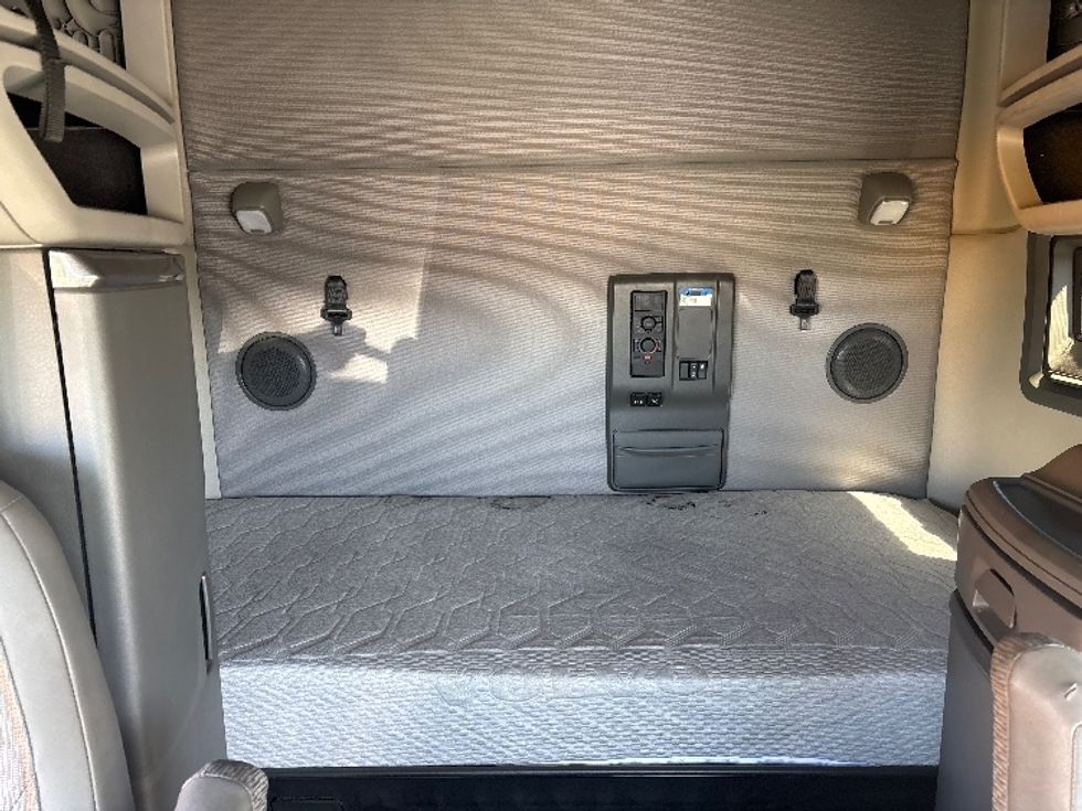 Sleeper Tractor-Heavy Duty Tractors-Volvo-2020-VNL64760-Spartanburg-SC-578,656\n\t\tmiles-$ 57,000 - Image 16