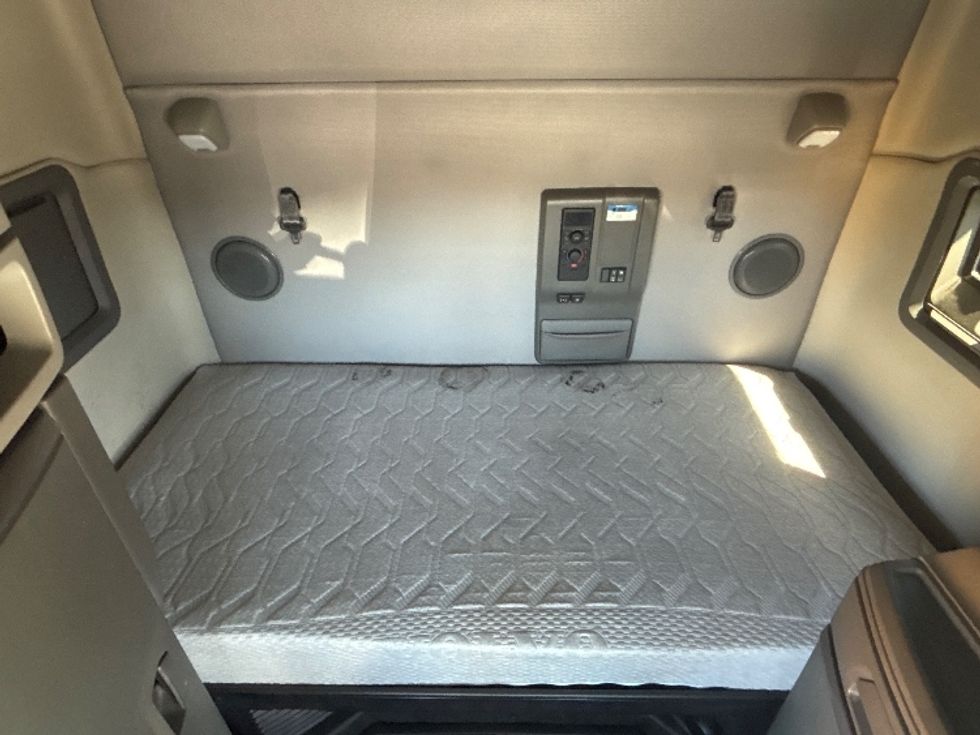 Sleeper Tractor-Heavy Duty Tractors-Volvo-2020-VNL64760-Spartanburg-SC-578,656\n\t\tmiles-$ 57,000 - Image 17