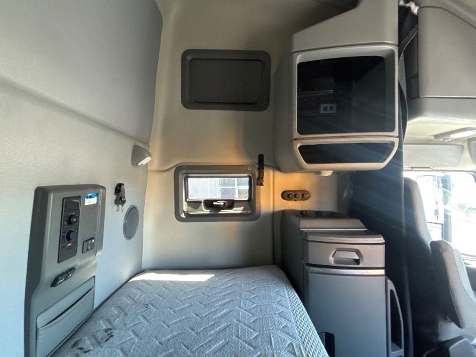 Sleeper Tractor-Heavy Duty Tractors-Volvo-2020-VNL64760-Spartanburg-SC-578,656\n\t\tmiles-$ 57,000 - Image 18