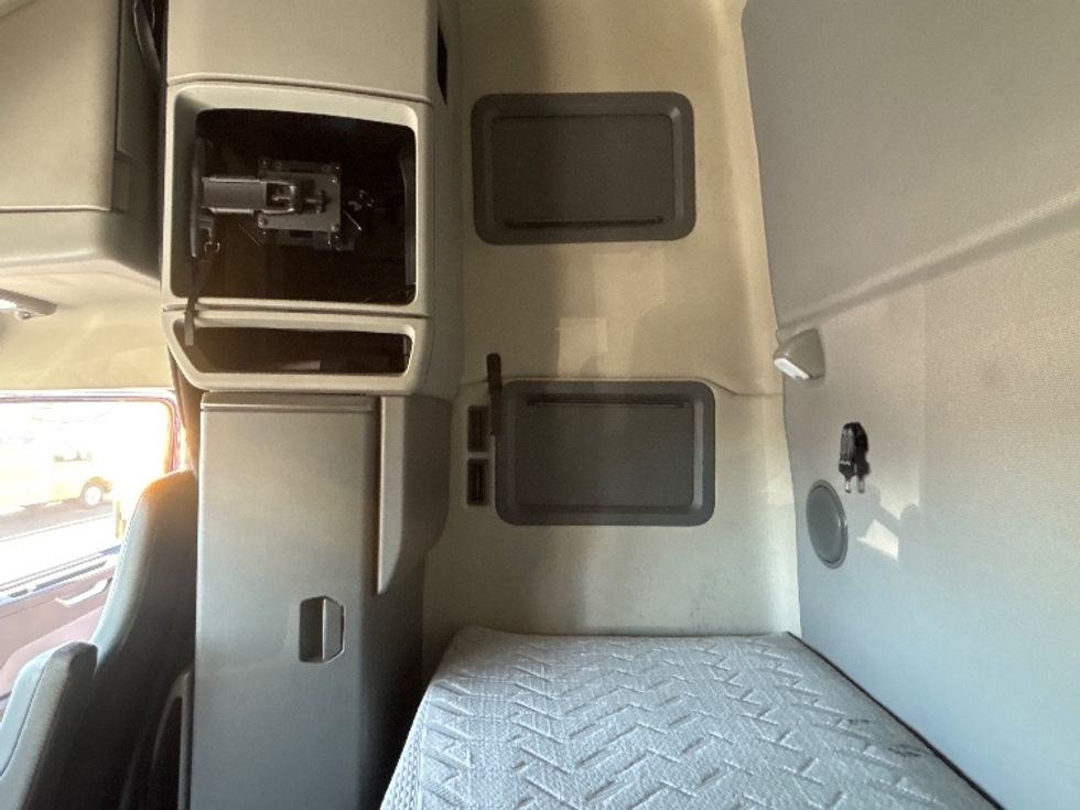 Sleeper Tractor-Heavy Duty Tractors-Volvo-2020-VNL64760-Spartanburg-SC-578,656\n\t\tmiles-$ 57,000 - Image 19