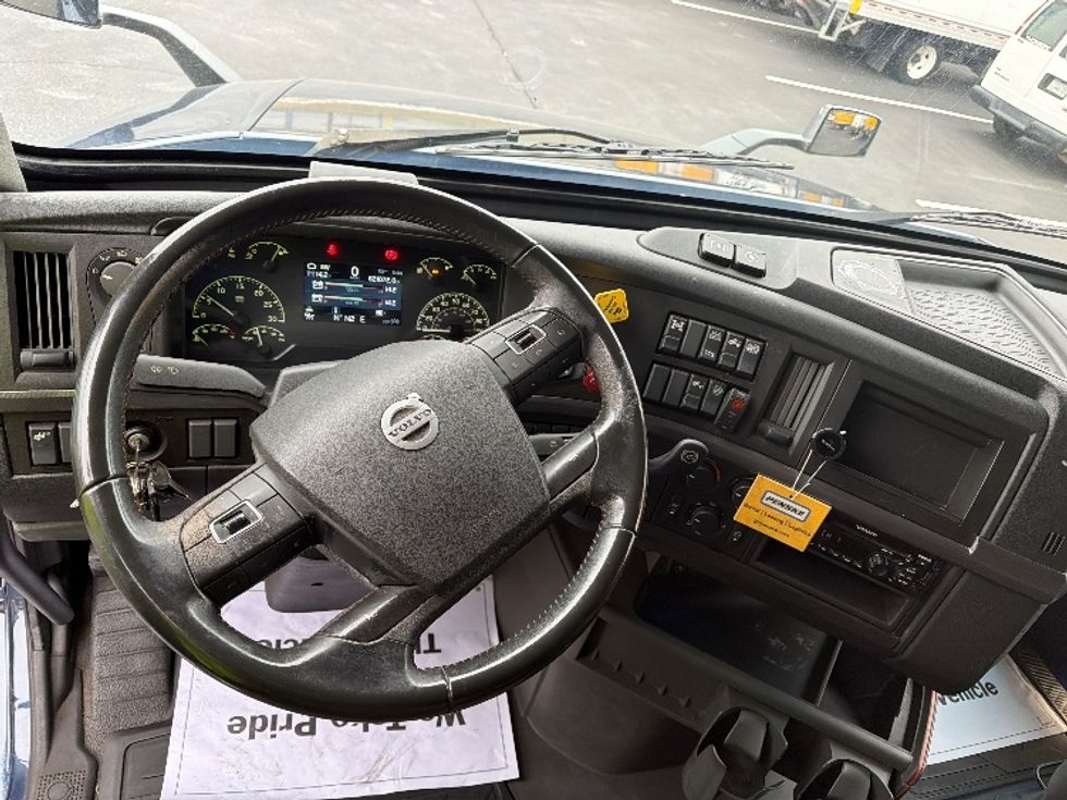 Sleeper Tractor-Heavy Duty Tractors-Volvo-2020-VNL64760-Spartanburg-SC-621,071\n\t\tmiles-$ 54,250 - Image 11