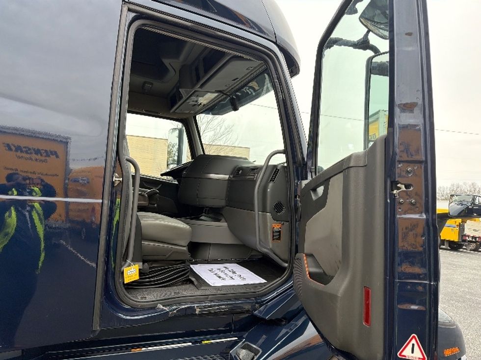 Sleeper Tractor-Heavy Duty Tractors-Volvo-2020-VNL64760-Spartanburg-SC-621,071\n\t\tmiles-$ 54,250 - Image 13