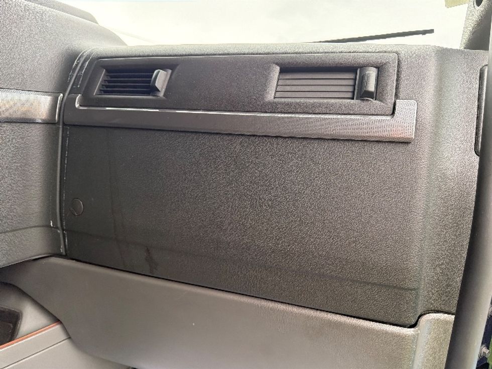 Sleeper Tractor-Heavy Duty Tractors-Volvo-2020-VNL64760-Spartanburg-SC-621,071\n\t\tmiles-$ 54,250 - Image 14