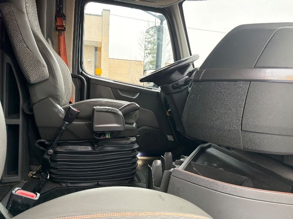 Sleeper Tractor-Heavy Duty Tractors-Volvo-2020-VNL64760-Spartanburg-SC-621,071\n\t\tmiles-$ 54,250 - Image 15