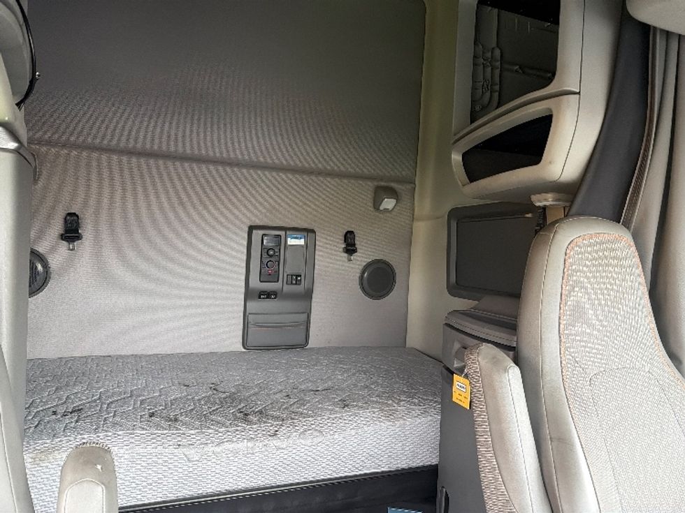 Sleeper Tractor-Heavy Duty Tractors-Volvo-2020-VNL64760-Spartanburg-SC-621,071\n\t\tmiles-$ 54,250 - Image 16