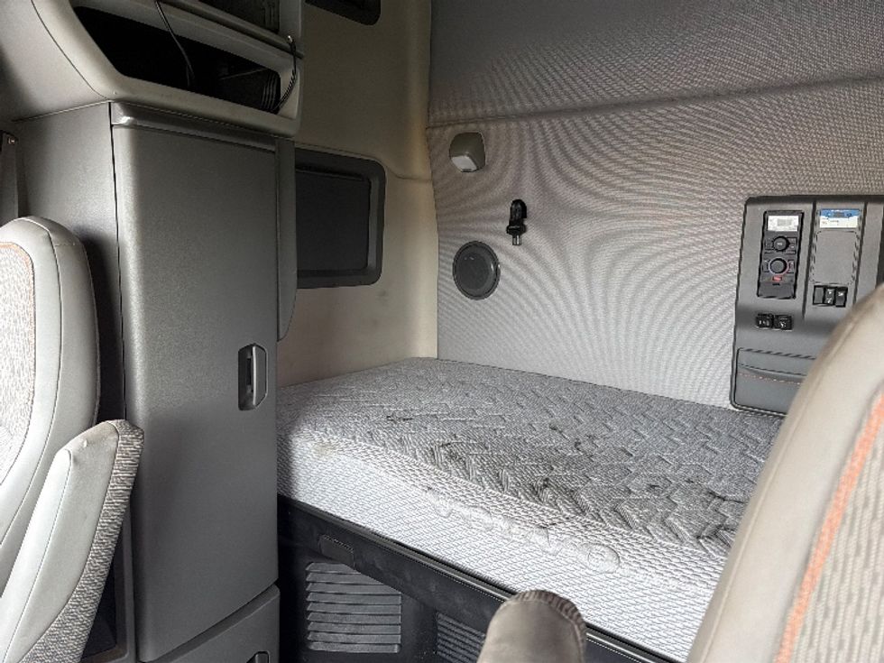 Sleeper Tractor-Heavy Duty Tractors-Volvo-2020-VNL64760-Spartanburg-SC-621,071\n\t\tmiles-$ 54,250 - Image 18