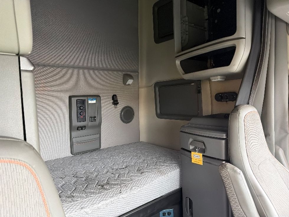 Sleeper Tractor-Heavy Duty Tractors-Volvo-2020-VNL64760-Spartanburg-SC-621,071\n\t\tmiles-$ 54,250 - Image 19