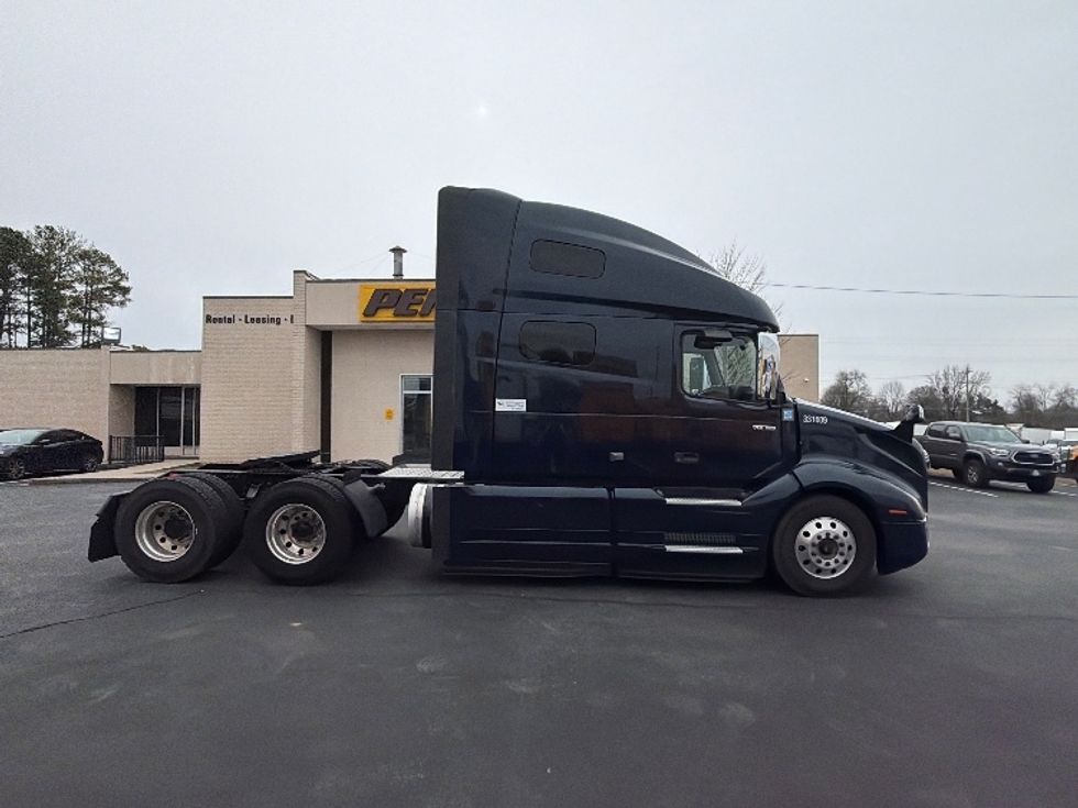 Sleeper Tractor-Heavy Duty Tractors-Volvo-2020-VNL64760-Spartanburg-SC-621,071\n\t\tmiles-$ 54,250 - Image 8