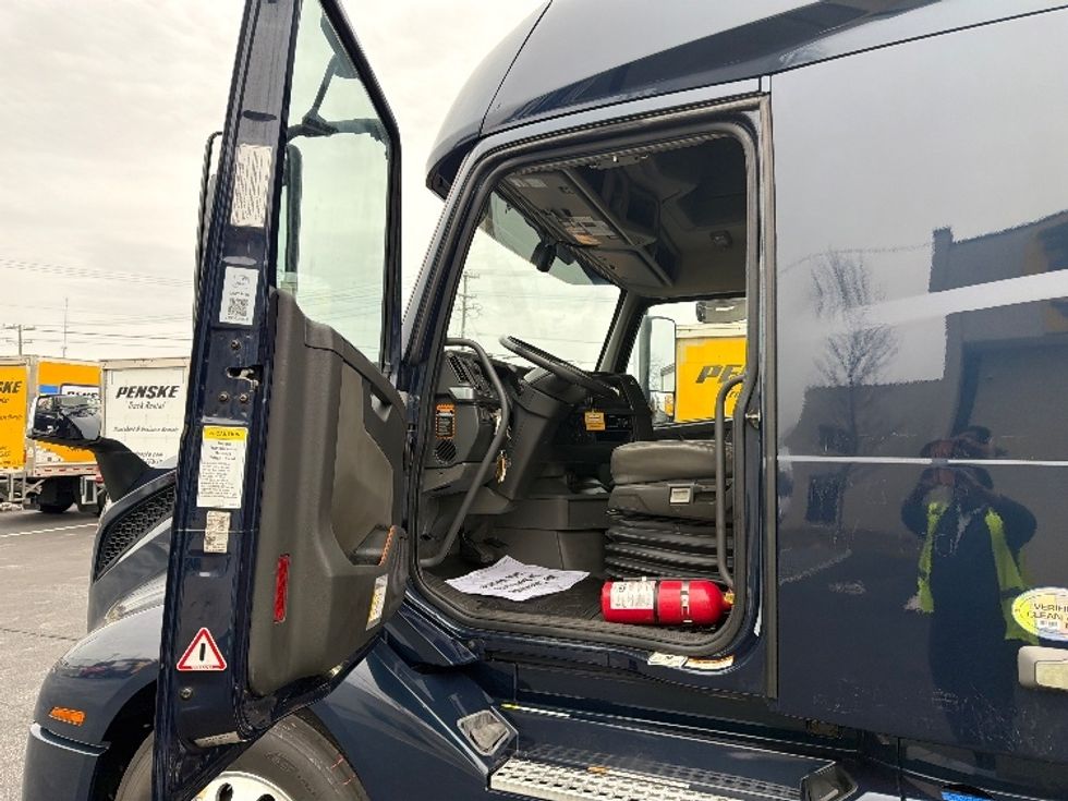 Sleeper Tractor-Heavy Duty Tractors-Volvo-2020-VNL64760-Spartanburg-SC-621,071\n\t\tmiles-$ 54,250 - Image 9