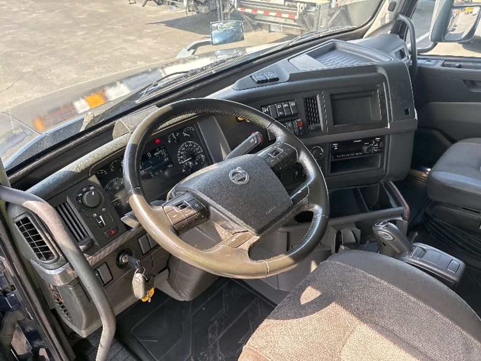 Sleeper Tractor-Heavy Duty Tractors-Volvo-2020-VNL64760-Spartanburg-SC-656,472\n\t\tmiles-$ 47,500 - Image 10