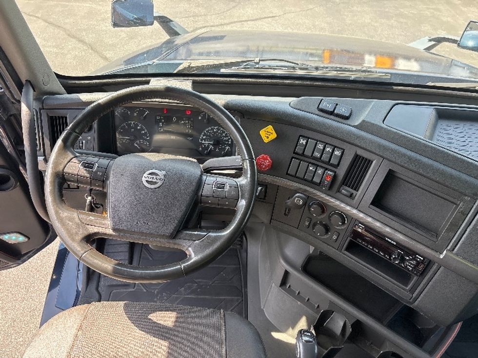 Sleeper Tractor-Heavy Duty Tractors-Volvo-2020-VNL64760-Spartanburg-SC-656,472\n\t\tmiles-$ 47,500 - Image 11