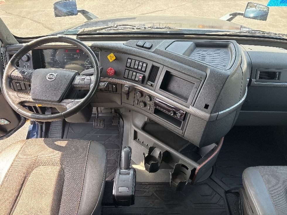 Sleeper Tractor-Heavy Duty Tractors-Volvo-2020-VNL64760-Spartanburg-SC-656,472\n\t\tmiles-$ 47,500 - Image 12