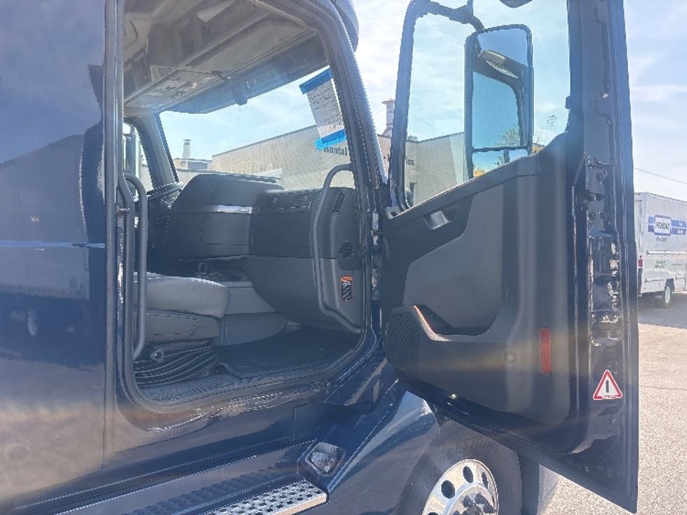 Sleeper Tractor-Heavy Duty Tractors-Volvo-2020-VNL64760-Spartanburg-SC-656,472\n\t\tmiles-$ 47,500 - Image 13