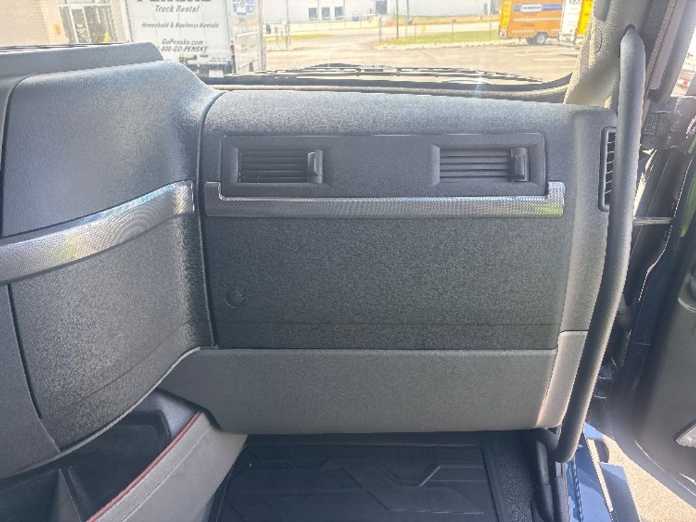 Sleeper Tractor-Heavy Duty Tractors-Volvo-2020-VNL64760-Spartanburg-SC-656,472\n\t\tmiles-$ 47,500 - Image 14