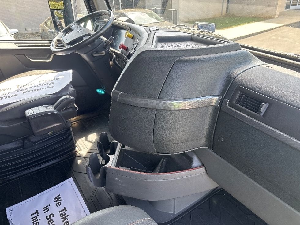 Sleeper Tractor-Heavy Duty Tractors-Volvo-2020-VNL64760-Spartanburg-SC-656,472\n\t\tmiles-$ 47,500 - Image 15