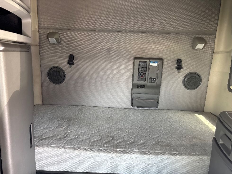 Sleeper Tractor-Heavy Duty Tractors-Volvo-2020-VNL64760-Spartanburg-SC-656,472\n\t\tmiles-$ 47,500 - Image 16