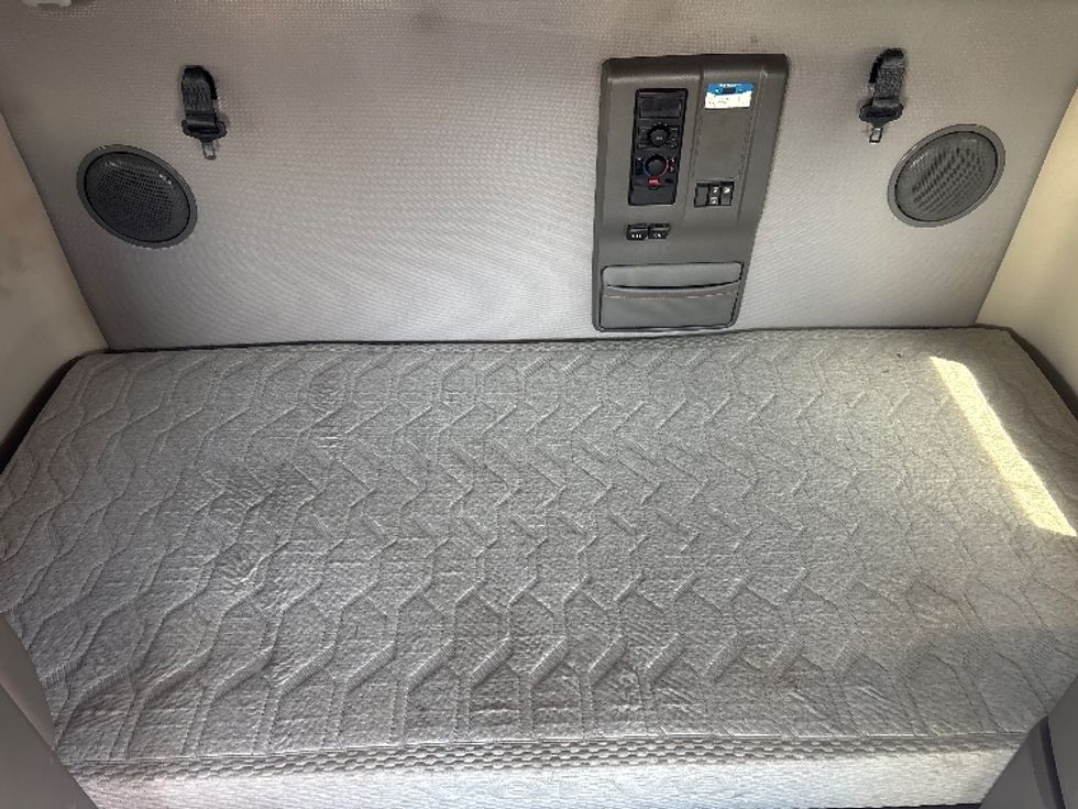 Sleeper Tractor-Heavy Duty Tractors-Volvo-2020-VNL64760-Spartanburg-SC-656,472\n\t\tmiles-$ 47,500 - Image 17