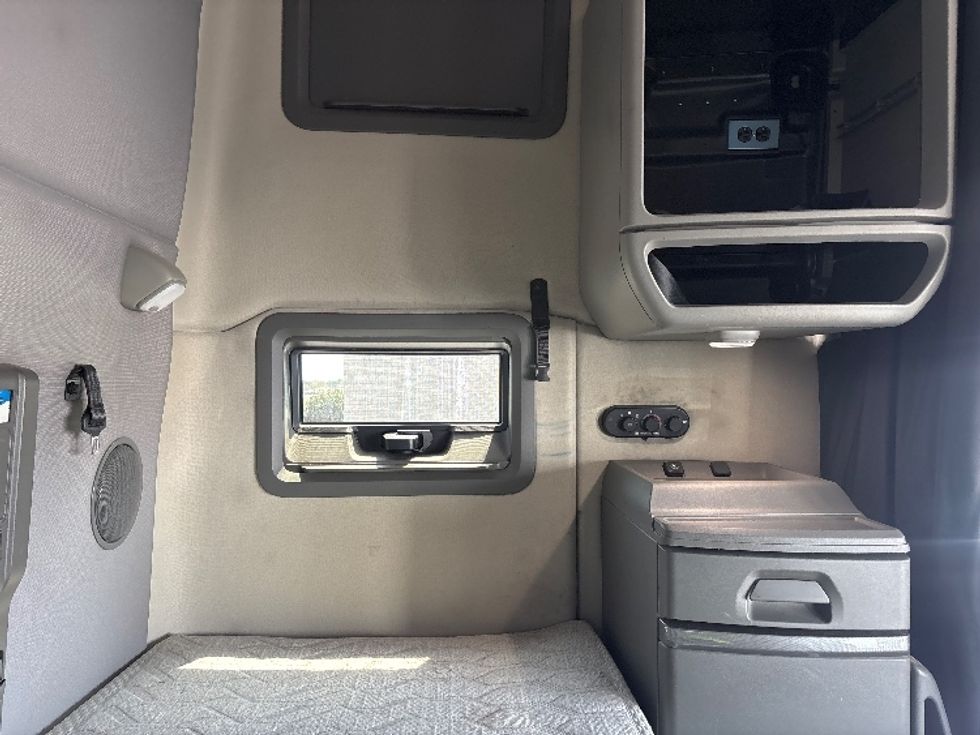 Sleeper Tractor-Heavy Duty Tractors-Volvo-2020-VNL64760-Spartanburg-SC-656,472\n\t\tmiles-$ 47,500 - Image 18