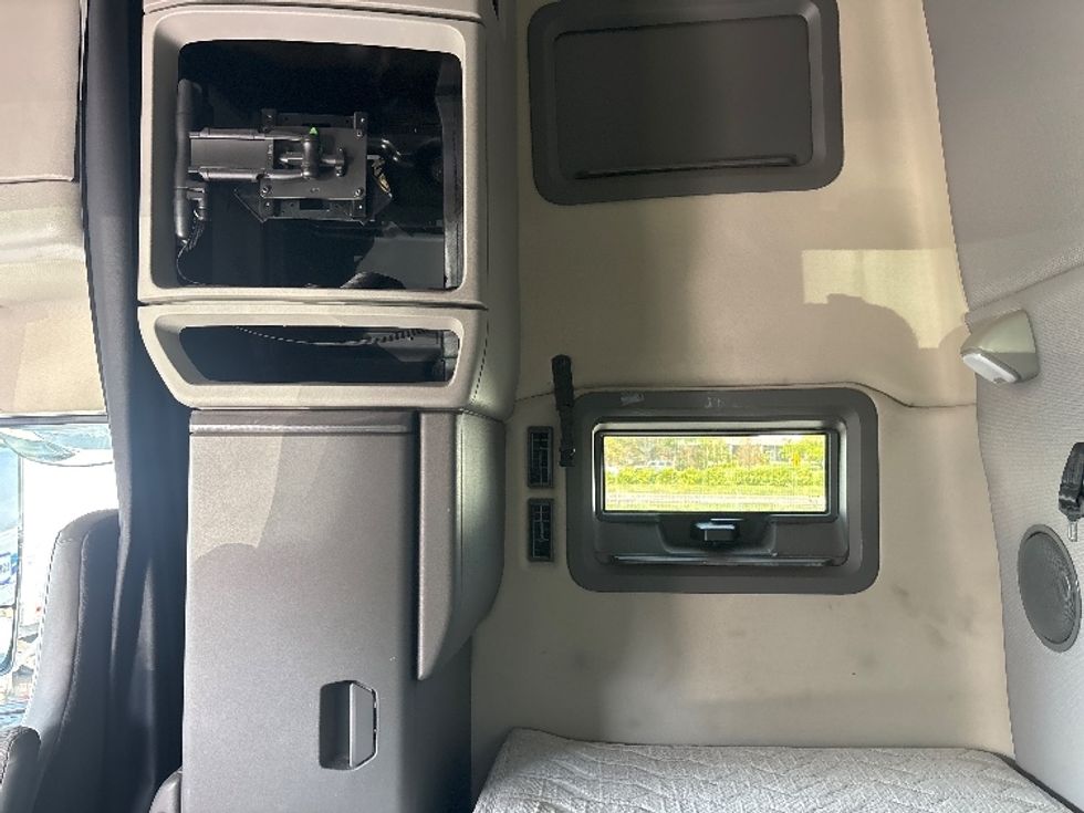 Sleeper Tractor-Heavy Duty Tractors-Volvo-2020-VNL64760-Spartanburg-SC-656,472\n\t\tmiles-$ 47,500 - Image 19