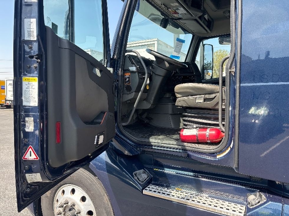 Sleeper Tractor-Heavy Duty Tractors-Volvo-2020-VNL64760-Spartanburg-SC-656,472\n\t\tmiles-$ 47,500 - Image 9
