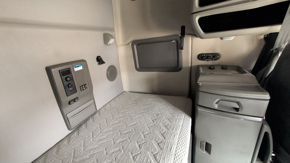 Sleeper Tractor-Heavy Duty Tractors-Volvo-2020-VNL64760-Spartanburg-SC-681,339\n\t\tmiles-$ 45,750 - Image 11