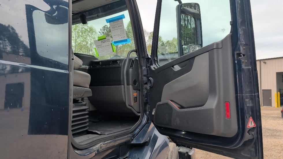 Sleeper Tractor-Heavy Duty Tractors-Volvo-2020-VNL64760-Spartanburg-SC-681,339\n\t\tmiles-$ 45,750 - Image 13