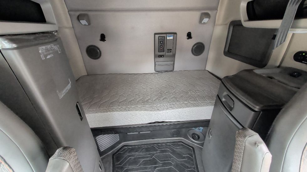 Sleeper Tractor-Heavy Duty Tractors-Volvo-2020-VNL64760-Spartanburg-SC-681,339\n\t\tmiles-$ 45,750 - Image 14