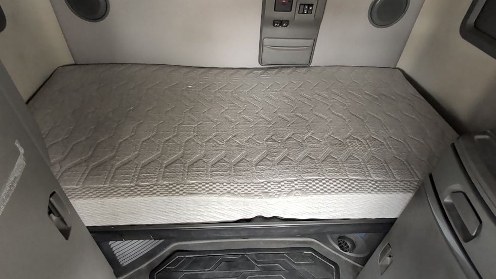 Sleeper Tractor-Heavy Duty Tractors-Volvo-2020-VNL64760-Spartanburg-SC-681,339\n\t\tmiles-$ 45,750 - Image 15