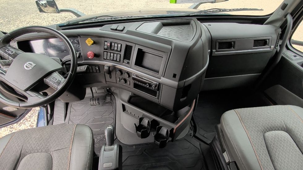 Sleeper Tractor-Heavy Duty Tractors-Volvo-2020-VNL64760-Spartanburg-SC-681,339\n\t\tmiles-$ 45,750 - Image 16