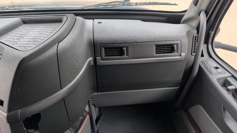 Sleeper Tractor-Heavy Duty Tractors-Volvo-2020-VNL64760-Spartanburg-SC-681,339\n\t\tmiles-$ 45,750 - Image 17