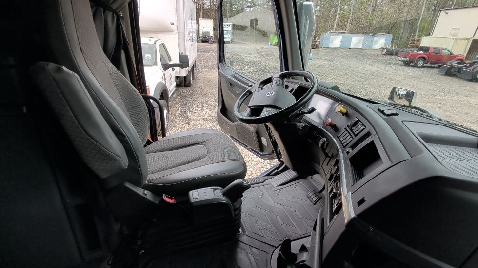 Sleeper Tractor-Heavy Duty Tractors-Volvo-2020-VNL64760-Spartanburg-SC-681,339\n\t\tmiles-$ 45,750 - Image 18