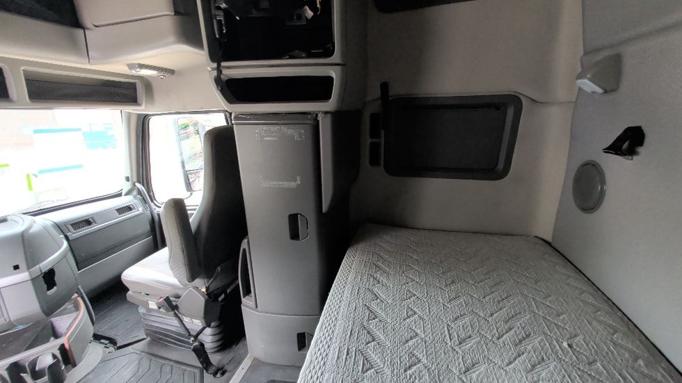 Sleeper Tractor-Heavy Duty Tractors-Volvo-2020-VNL64760-Spartanburg-SC-681,339\n\t\tmiles-$ 45,750 - Image 19