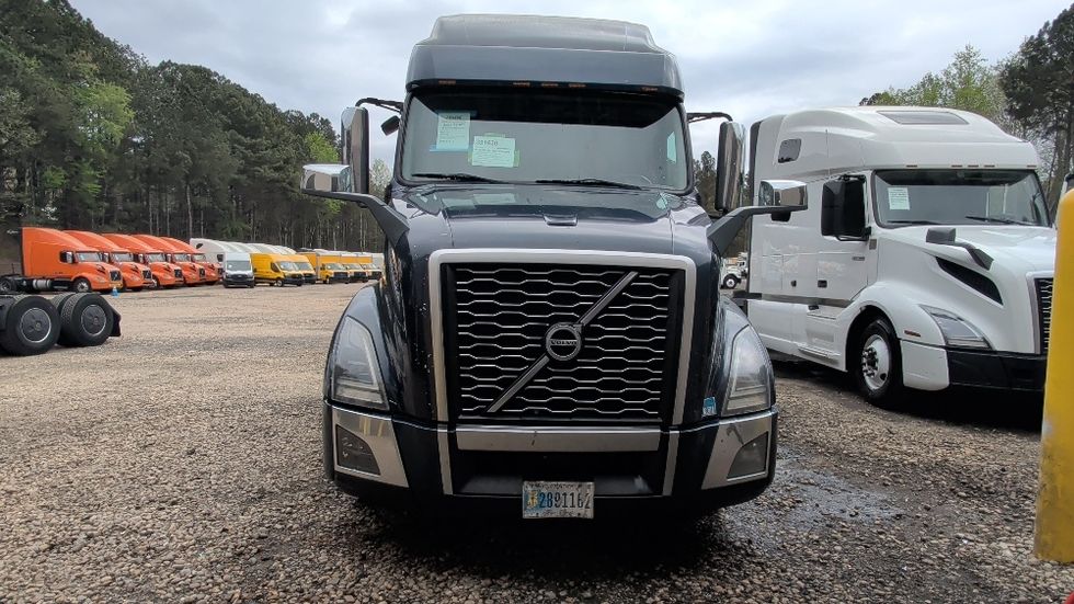 Sleeper Tractor-Heavy Duty Tractors-Volvo-2020-VNL64760-Spartanburg-SC-681,339\n\t\tmiles-$ 45,750 - Image 2
