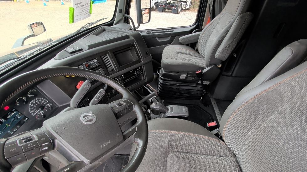 Sleeper Tractor-Heavy Duty Tractors-Volvo-2020-VNL64760-Spartanburg-SC-681,339\n\t\tmiles-$ 45,750 - Image 9