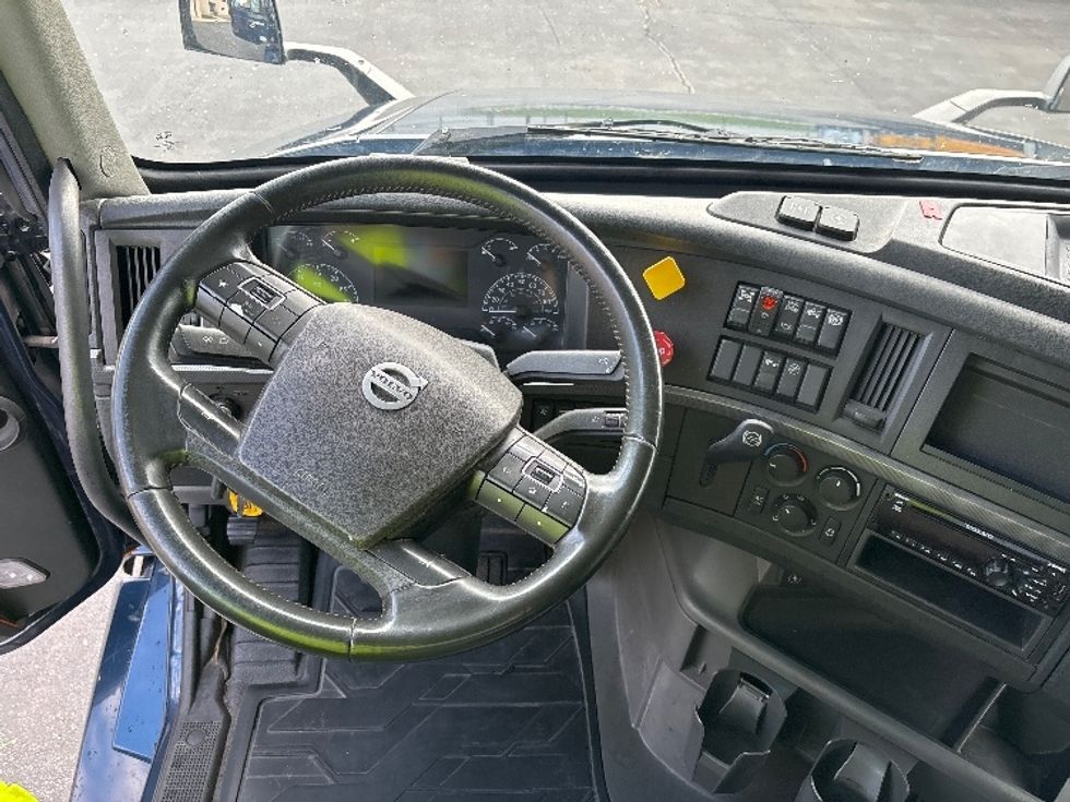 Sleeper Tractor-Heavy Duty Tractors-Volvo-2020-VNL64760-Spartanburg-SC-688,985\n\t\tmiles-$ 48,500 - Image 11