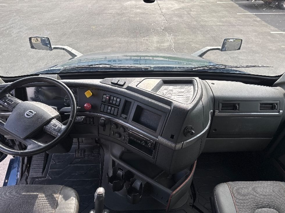 Sleeper Tractor-Heavy Duty Tractors-Volvo-2020-VNL64760-Spartanburg-SC-688,985\n\t\tmiles-$ 48,500 - Image 12