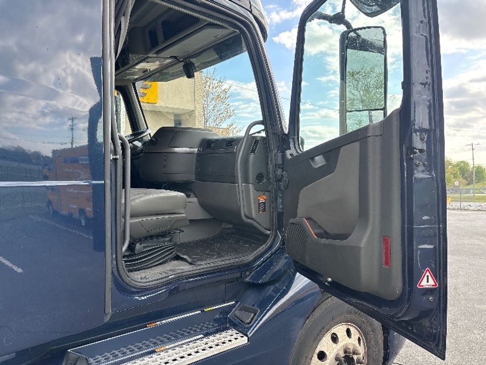 Sleeper Tractor-Heavy Duty Tractors-Volvo-2020-VNL64760-Spartanburg-SC-688,985\n\t\tmiles-$ 48,500 - Image 13
