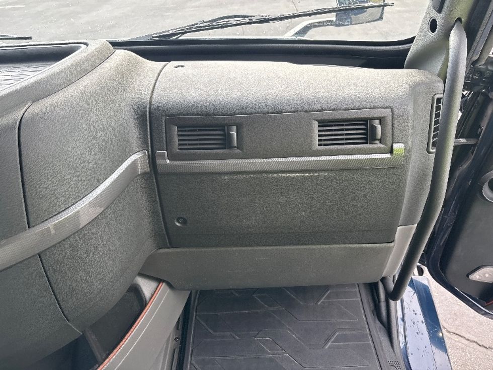 Sleeper Tractor-Heavy Duty Tractors-Volvo-2020-VNL64760-Spartanburg-SC-688,985\n\t\tmiles-$ 48,500 - Image 14