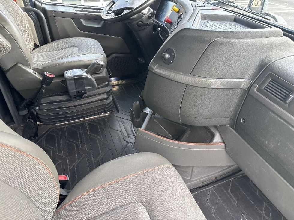 Sleeper Tractor-Heavy Duty Tractors-Volvo-2020-VNL64760-Spartanburg-SC-688,985\n\t\tmiles-$ 48,500 - Image 15