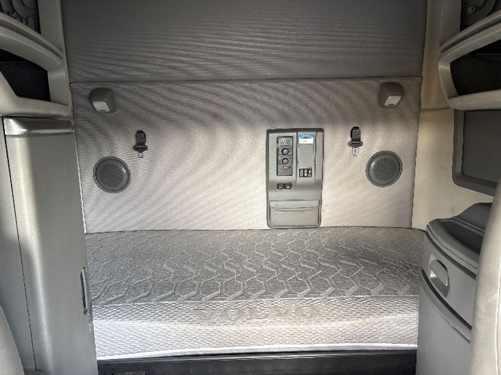 Sleeper Tractor-Heavy Duty Tractors-Volvo-2020-VNL64760-Spartanburg-SC-688,985\n\t\tmiles-$ 48,500 - Image 16