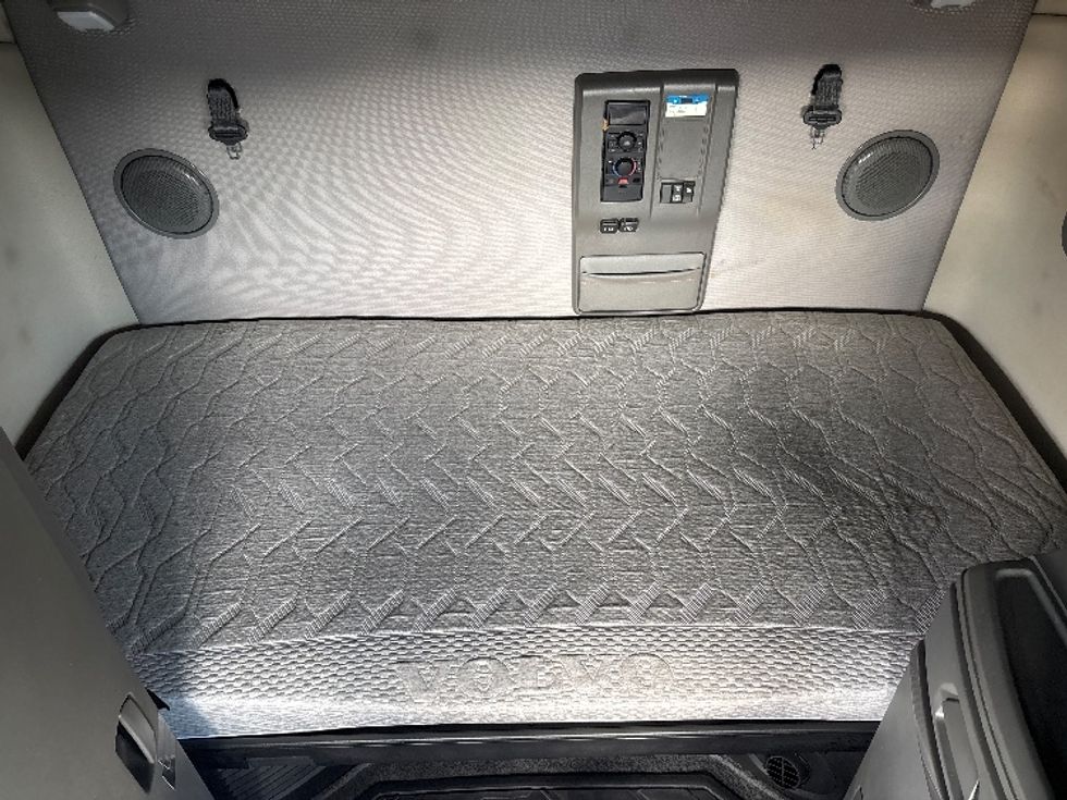 Sleeper Tractor-Heavy Duty Tractors-Volvo-2020-VNL64760-Spartanburg-SC-688,985\n\t\tmiles-$ 48,500 - Image 17