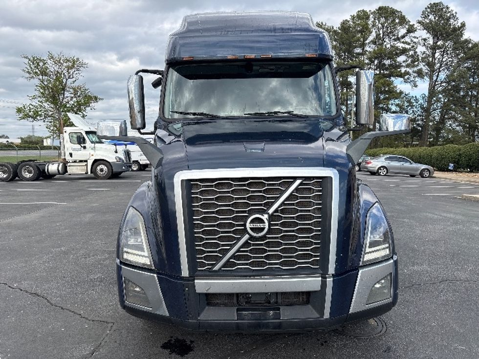Sleeper Tractor-Heavy Duty Tractors-Volvo-2020-VNL64760-Spartanburg-SC-688,985\n\t\tmiles-$ 48,500 - Image 2