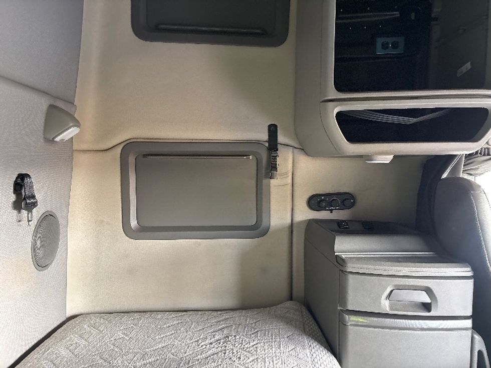 Sleeper Tractor-Heavy Duty Tractors-Volvo-2020-VNL64760-Spartanburg-SC-688,985\n\t\tmiles-$ 48,500 - Image 21