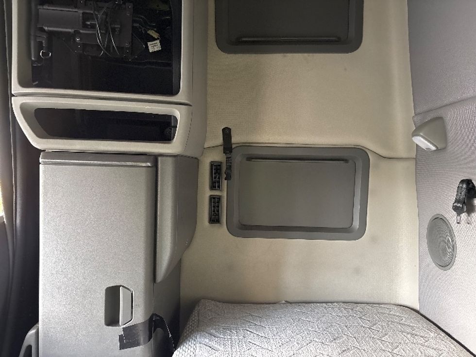 Sleeper Tractor-Heavy Duty Tractors-Volvo-2020-VNL64760-Spartanburg-SC-688,985\n\t\tmiles-$ 48,500 - Image 22