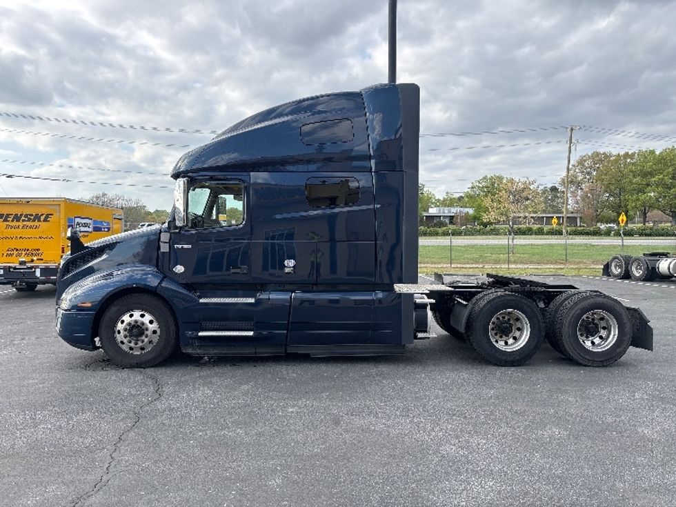 Sleeper Tractor-Heavy Duty Tractors-Volvo-2020-VNL64760-Spartanburg-SC-688,985\n\t\tmiles-$ 48,500 - Image 4
