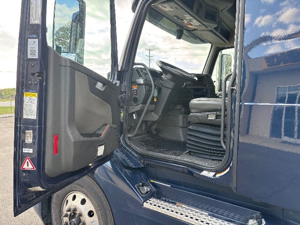 Sleeper Tractor-Heavy Duty Tractors-Volvo-2020-VNL64760-Spartanburg-SC-688,985\n\t\tmiles-$ 48,500 - Image 9